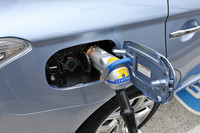 急速充電機能は「アウトランダーPHEV」の全グレードでオプション設定。充電や空調などをスマートフォンで遠隔操作できる「三菱リモートコントロール」なども用意される。