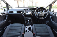 新型「ゴルフトゥーラン」のインストゥルメントパネルまわり。テスト車には純正オプションのインフォテインメントシステムが装備されていた。