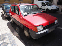 初代「フィアット・パンダ」の姉妹車で、スペインのセアトが1986年から1996年まで生産していた「マルベーリャ」。後輪サスペンションは、本家イタリアのパンダが後期型からオメガ式にリファインされたあとも、ひたすら元のリーフ式のまま生産された。