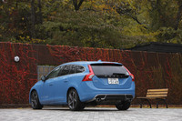 【スペック】V60 T4 R-DESIGN：全長×全幅×全高＝4630×1865×1480mm／ホイールベース＝2775mm／車重＝1540kg／駆動方式＝FF／1.6リッター直4DOHC16バルブターボ（180ps/5500rpm、24.5kgm/1600-5000rpm）／燃費＝13.6km/リッター（JC08モード）／価格＝479万円（テスト車＝507万5000円／セーフティー・パッケージ＝20万円／パークアシストカメラ＜リア＞＝6万円／ETC車載器＝2万5000円）