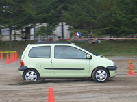 サイドブレーキ・ターンを決める「トゥインゴ」。ちょっと戻し遅れて引きずり抵抗に。