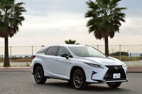 「Seductive Strength」（色気のある力強さ）をデザインコンセプトに掲げる新型「レクサスRX」。エクステリアは、シャープな線と面で構成されている。