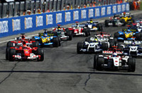 ポールポジションのジェンソン・バトン（手前右）はロケットスタート。オープニングラップで2位シューマッハー（左）に2.7秒もの差をつけた。（写真＝フェラーリ）