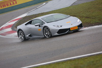 ウエットコンディションの上海国際サーキットを行く「ランボルギーニ・ウラカン」。