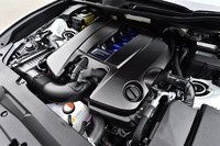 最高出力477ps、最大トルク54.0kgmを発生する5リッターV8エンジン。組み立て後に1基ずつバランス取りを行うことにより、一段と滑らかでレスポンスのよいエンジン回転を実現したという。