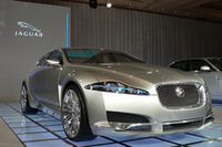 ジャガー、「Sタイプ」の後継モデルと噂される「C-XF」を披露の画像