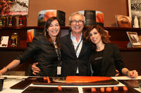 アップストリーム・イタリアーナ社のスタンドにて。デモンストレーターとチェラーティ氏。