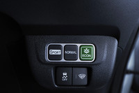 「SPORT」「NORMAL」「ECON」という三つの走行モードが選択可能。