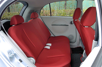 後席は軽自動車としては並程度か。足まわりにさほど余裕はないが、前席シートバック裏がスカスカしているおかげで過度に窮屈とは思わなくてもすむ。スライド機構はなし、リクラインはあり。