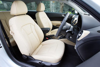 「A1」はファブリッククロスのシートが標準。テスト車にはオプション（レザーパッケージ）の本革シートが装備される。
    