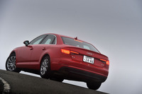 ボディーサイズは全長4735×全幅1840×全高1430mm。全長と全幅は15mm拡大され、全高は10mm低められた。