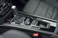 ピアノブラックのパネルで飾られる、センターコンソール。小物入れの周囲に、オートヘッドライトやシートヒーターのスイッチがレイアウトされている。