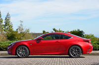 「RC350“Fスポーツ”」。ボディーカラーは新色のラディアントレッドコントラストレイヤリング。