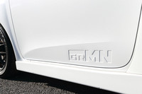 オリジナル形状のドアパネル。「GRMN」のエンボス加工も施される。