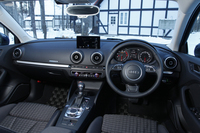 内装色はブラック基調のモノトーンが主で、外装色に応じてブラックとブラウンのツートンカラーも用意。