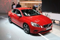 これはひと足先にデビューしたセダン「S60」の「Rデザイン」仕様。
