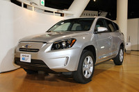 この9月からカリフォルニアなど一部の北米市場に導入される「RAV4 EV」。トヨタと提携しているアメリカのEVメーカー、テスラモーターズと共同開発されたもので、リチウムイオンバッテリーやモーターなどはテスラから供給を受ける。モーターの最高出力は115kW（156ps）で、最高速度約160km/h、航続距離は約214kmという。