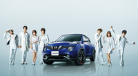 音楽グループ「AAA」のメンバーと「日産ジュークAAAエディション」。
