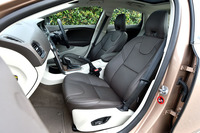 オプションのレザーパッケージをセレクトした、テスト車の前席。シートヒーターも備わる。
    