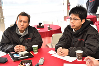 椋本LPL（右）と坂元氏（左）。
    