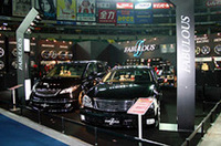 オートサロンらしい出展風景もご紹介。ドレスアップカーにホイールは欠かせない。ファブレスは広大なブースを展開。