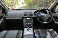 内装は、専用のスポーツステアリングホイール、本革スポーツシート、アルミニウム・ベゼル付メーターパネルなどが装備される。
    