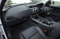 「20d プレステージ」のインテリア。シートカラーは、写真のブラックのほかにラテ（ベージュ）やライトオイスター（オフホワイト）が選択できる。