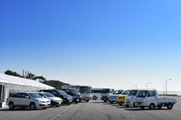 ずらりと並んだ日産の小型商用車（LCV）。日産が世界で販売する新車の5台に1台がLCVという。