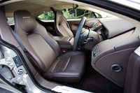 ラピード専用デザインのフロントシート。シートヒーターは標準装備。