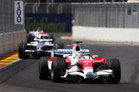 好調トヨタは今年3回目のダブル入賞。ヤルノ・トゥルーリ（写真）は週末の出だしこそギアボックストラブルに足を引っ張られたが、予選では7番グリッドを獲得。決勝でも波に乗るベッテルを抜き5位でゴールした。ティモ・グロックは発熱に苦しみながらも1ストップ作戦をとり、予選13位から7位でフィニッシュした。（写真＝Toyota）