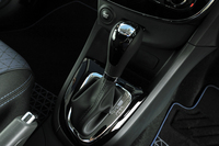 シフトレバーのアップ。トランスミッションは、全車デュアルクラッチ式の6段ATとなる。
    