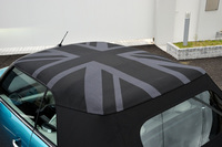 ヘリンボーン柄でデザインされたユニオンジャックのソフトトップ。より上質な素材を用いた内外装オプション「MINI Yoursデザイン・プログラム」のひとつとして用意される。