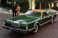 「リンカーン・コンチネンタル MkV」
リンカーンブランドの中で、ゴージャスなプライベートカーという位置づけだったのがマークシリーズ。「マークV」は1977年から79年までのモデル。