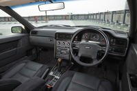 「850 T-5Rエステート」のインストゥルメントパネル周り。エアコンには左右独立温度調製機能が備わるなど、装備は充実している。
    