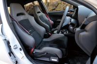 「S206」のシートは、グレーのレザーとブラックのアルカンターラからなる専用品。ダークレッドのシートベルトもスペシャルアイテムのひとつだ。