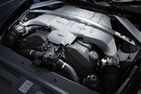 6リッターV12は、「DB9」のものをベースに、インテークマニフォールドやヘッドまわりを改良。ベースユニットを61ps上回る517psを発生させる。