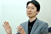 人馬一体の考え方をさらに進化させる「スカイアクティブ・ビークル・ダイナミクス」について説明するマツダ 車両開発本部 本部長の松本浩幸氏。