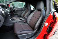 テスト車には、「AMGエクスクルーシブパッケージ」（28万円）に含まれるシートヒーター付きの本革シートが装着されていた。