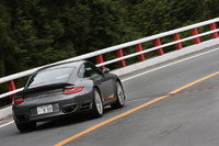 新型「911ターボ」の最高速は、312km/h。0-100km/hの加速タイムは、6段MTモデルが3.7秒で、7段AT（PDK）モデルが3.6秒。さらにオプションの「スポーツクロノパッケージ」を選ぶと、オーバーブースト機能が加わり、3.4秒に短縮される。