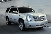 「キャデラック・エスカレード」
    1999年に登場した高級SUV。「リンカーン・ナビゲーター」の成功を見て発売したが、「GMCユーコンデナリ」のマスクを変えただけのものだった。2002年の2代目からは、専用設計が施されるようになる。映画のキャラクターは、この2代目と2007年からの3代目を合わせたような造形。（写真は2014年モデル）