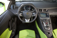 運転席まわりの様子。トランスミッションは、「ランボルギーニISR」と呼ばれる7段ATのみとなり、マニュアルトランスミッションは用意されない。
