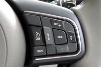 ステアリングホイールに備わるクルーズコントロールの操作スイッチ。増速、減速、前走車との車間の調整など、どのボタンがどの機能をつかさどっているのかがひと目で分かります。