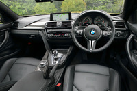 「M4クーペ」のインパネまわり。テスト車にはオプションで用意されるカーボンファイバートリムが装着されていた。
    