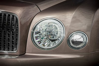 新しい意匠のLEDヘッドランプ。表面がボディー面と完全にフラッシュ＝ツライチ化した点も新しい。