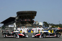 6月3日、ルマンのテストデーにならんだ2台の「プジョー908」。
ドライバーは（写真左から）ヘネ、ヴィルヌーヴ、ミナシアン、ラミー、サラザン、ボーデ。
（写真＝プジョー）
