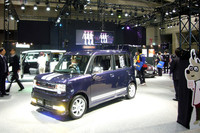 「ダイハツ」ブース。写真手前は「MOVE CONTE CUSTOM “Urban ＆ Cool Style”」。