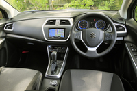 「エクステリアの“クロスオーバーデザイン”を反映させた」というインテリア。シルバーの装飾を施し助手席正面のパネルにソフトパッドを採用するなど、上質感も追及している。