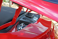 「タルガ4」には350psの3.4リッターユニット、「タルガ4S」には400psの3.8リッターユニットがそれぞれ搭載される。ご覧のとおり、外部からエンジン本体を見ることはできない。