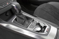 こちらは、日本への導入が見込まれるAT車の、シフトレバー周辺。グレードにより、電動式のパーキングブレーキが与えられる。