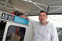 専門誌『2CV et Derives』のドメズ編集長とプラーク・ブルー。